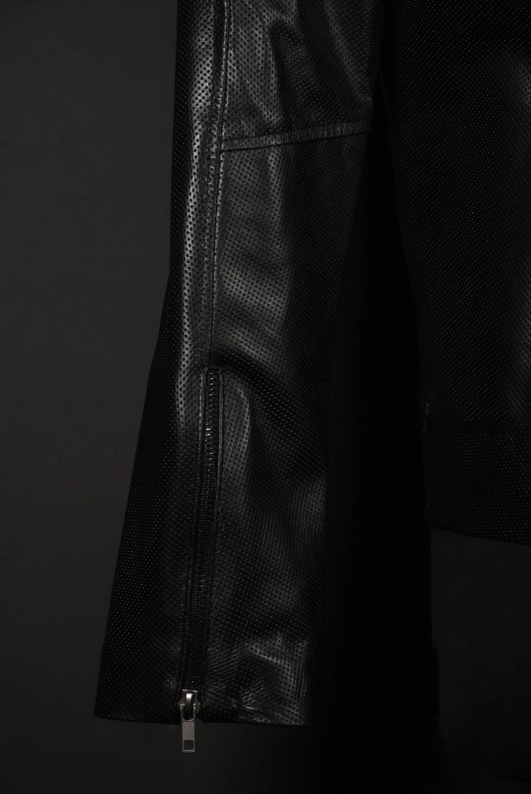 Berge darkest black piel perforada - Image 3