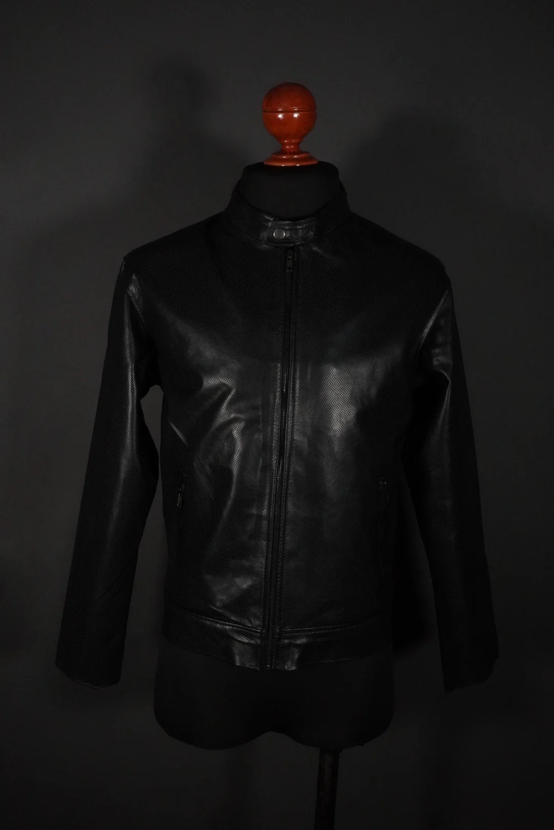 Berge darkest black piel perforada - Image 7