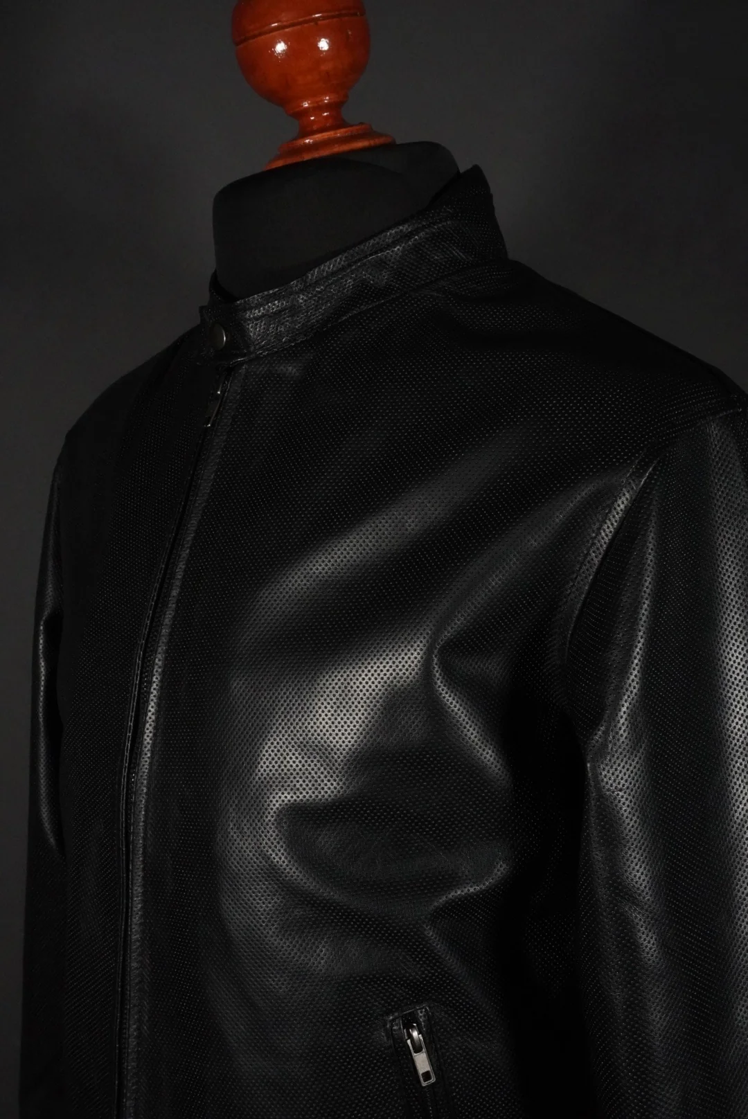 Berge darkest black piel perforada - Image 8